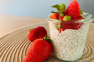 Rezept des Monats: Chia-Kokos-Pudding mit frischen Erdbeeren